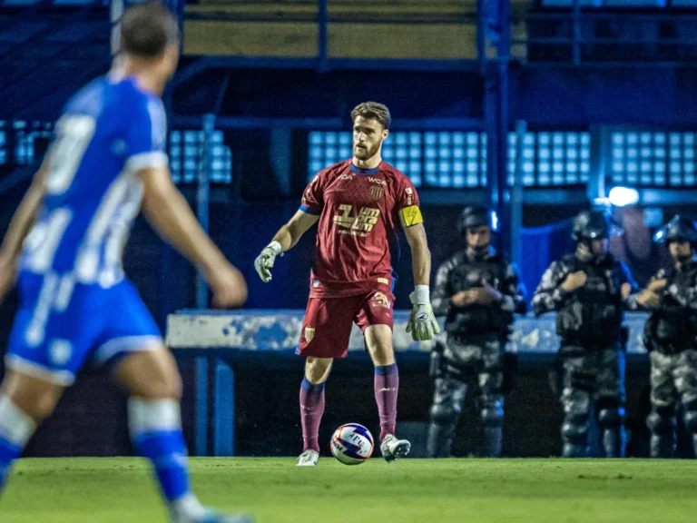 Cauan de Almeida, técnico do Avaí, em pé na beira do campo, com uniforme esportivo, durante um jogo.