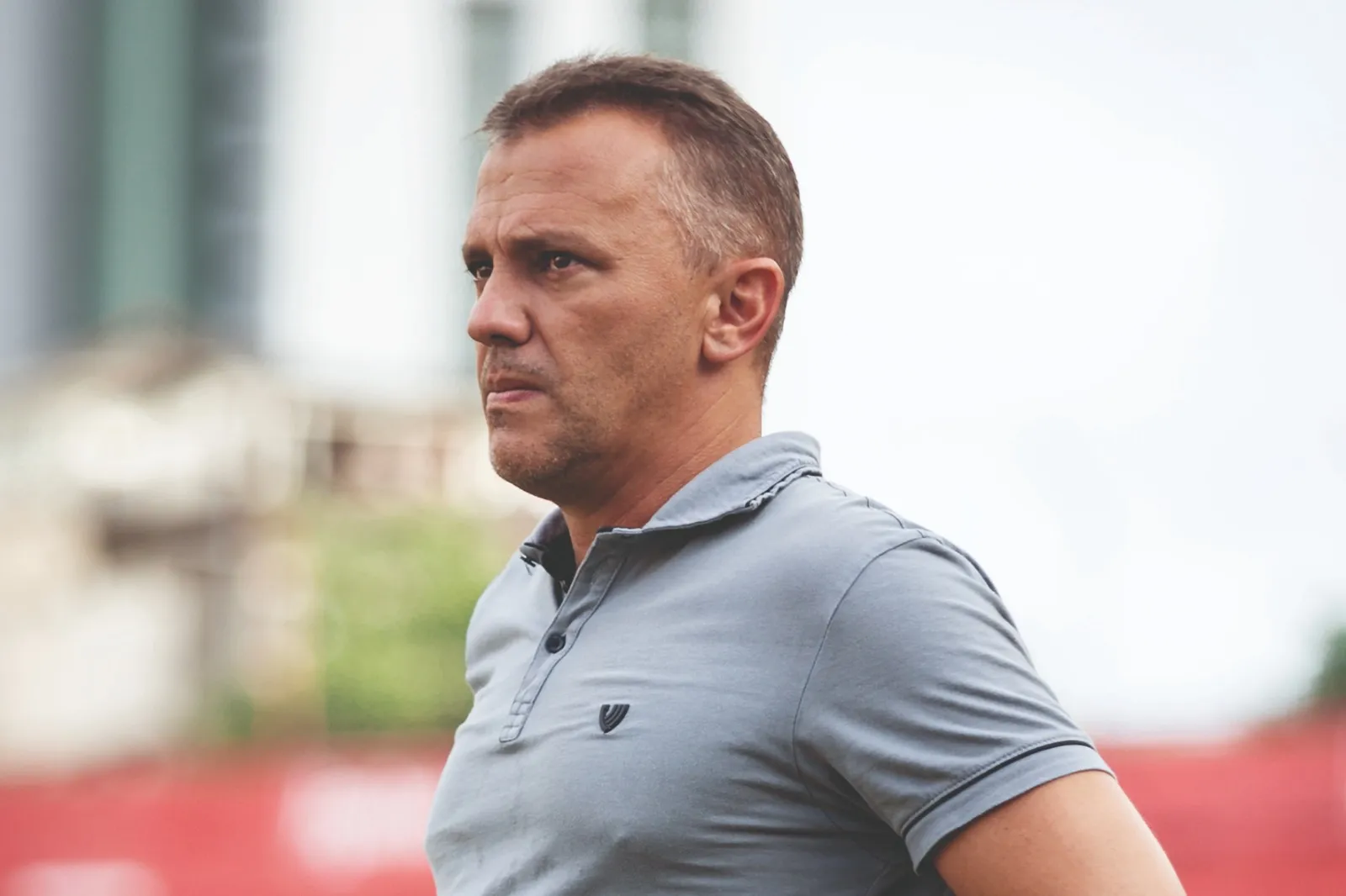 Mesa de reunião vazia na sede do Ceará após saída de diretores