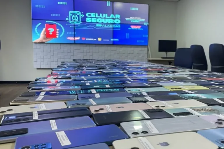 Tela de celular com aplicativo Celular Seguro e delegacia ao fundo