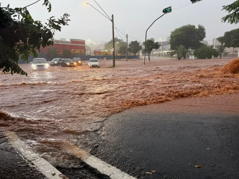 Alagamento em Bauru na Avenida Nações Unidas após temporal