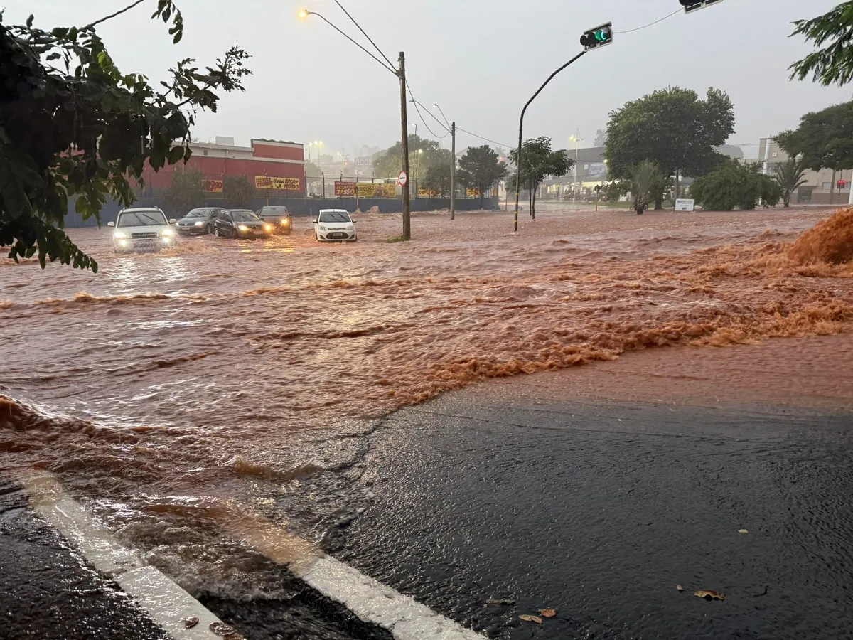 Alagamento em Bauru na Avenida Nações Unidas após temporal