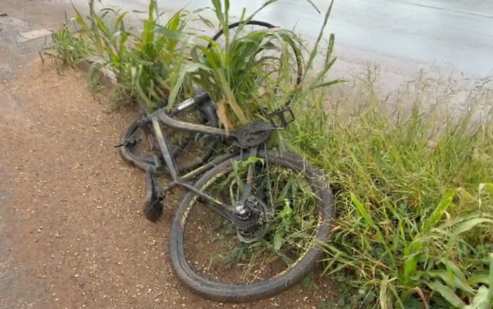 Bicicleta no chão em local de acidente de trânsito com carreta, Bahia