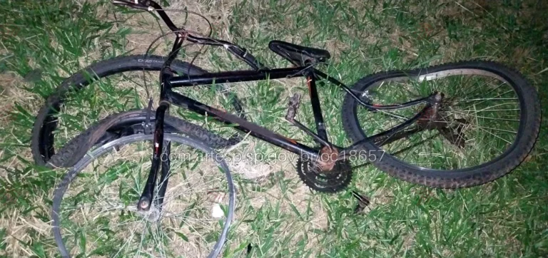 Bicicleta no acostamento da Rodovia Anhanguera após acidente com ciclista atropelado