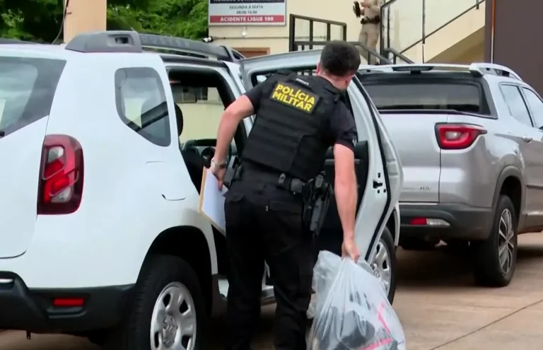 Cinco policiais militares algemados durante operação contra contrabando no Paraná.