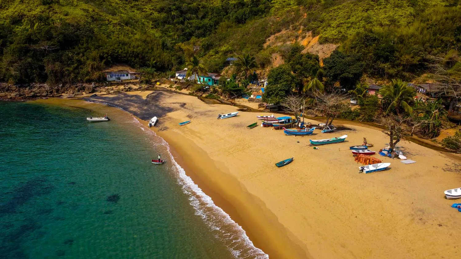 Balsa chegando em Ilhabela com montanhas e mar
