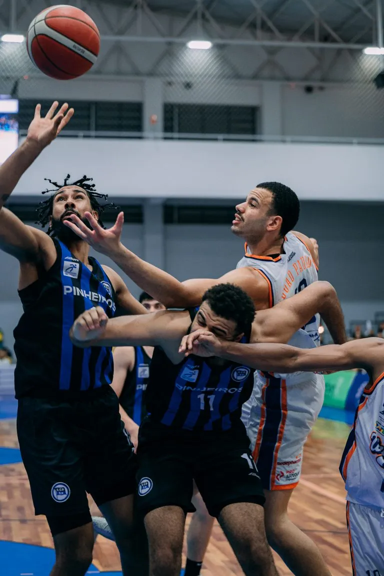 Partida de basquete entre Unifacisa e Pinheiros pelo NBB 2025/2026, com atletas em quadra