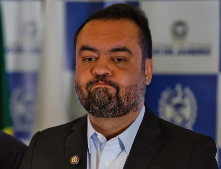 Símbolos de justiça e inelegibilidade de políticos no RJ.