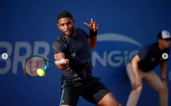 Tenista servindo no Challenger de Campinas