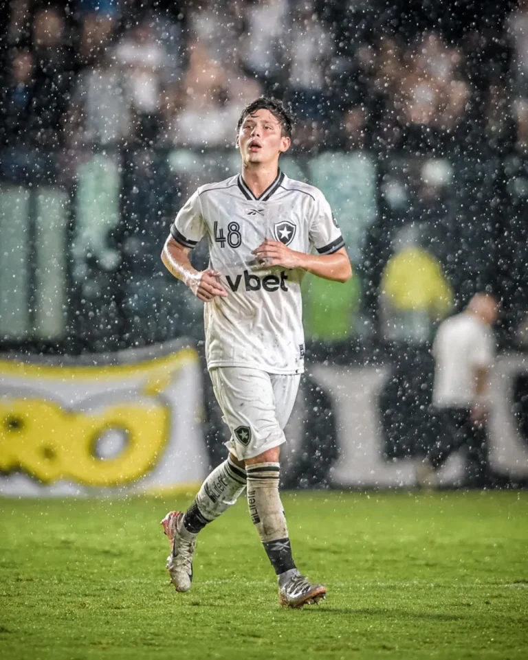 Arthur Novaes, jovem meia do Botafogo, assinando seu novo contrato até 2029 com o clube.
