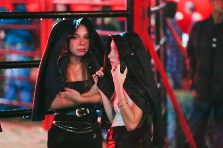 Público vibrante assiste a show de música sertaneja no palco principal do Limeira Rodeo Music, com luzes coloridas e efeito de chuva.