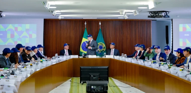 Lula em reunião ministerial, saída de ministros, eleições 2024, transição de governo, política brasileira