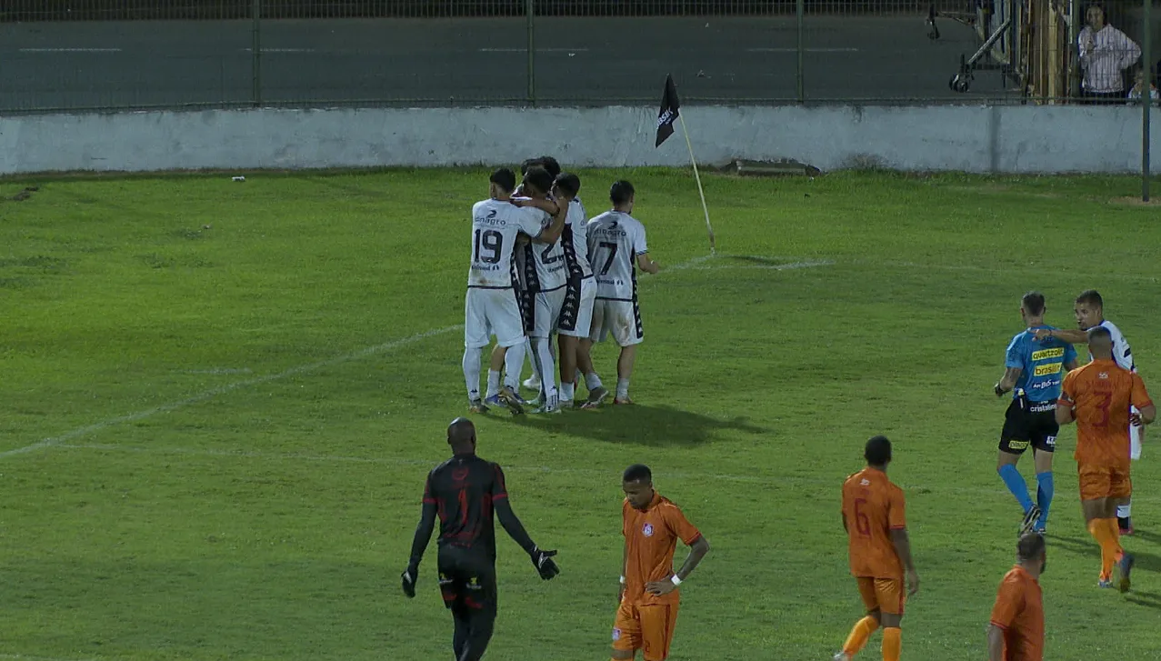 Jogadores do Comercial celebrando gol na Série A4