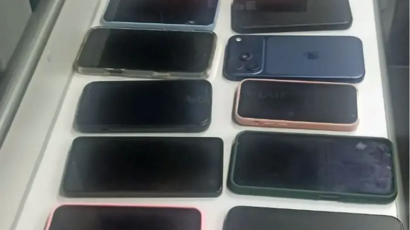 Ladrão furtando celular em show lotado