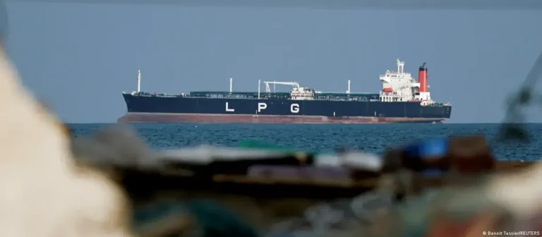 Imagem de um navio no Estreito de Ormuz, rota de petróleo e gás