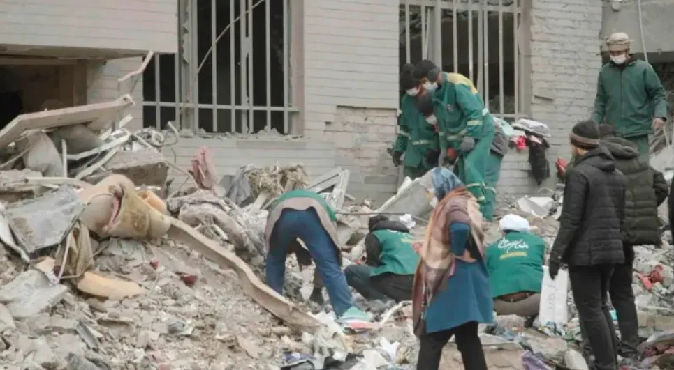 Prédio residencial destruído em Teerã, civis sofrendo impactos da guerra