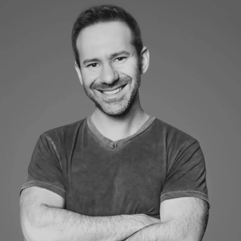 Leonid Radvinsky ao lado do logo do OnlyFans, com criadores de conteúdo diversos usando laptops e celulares