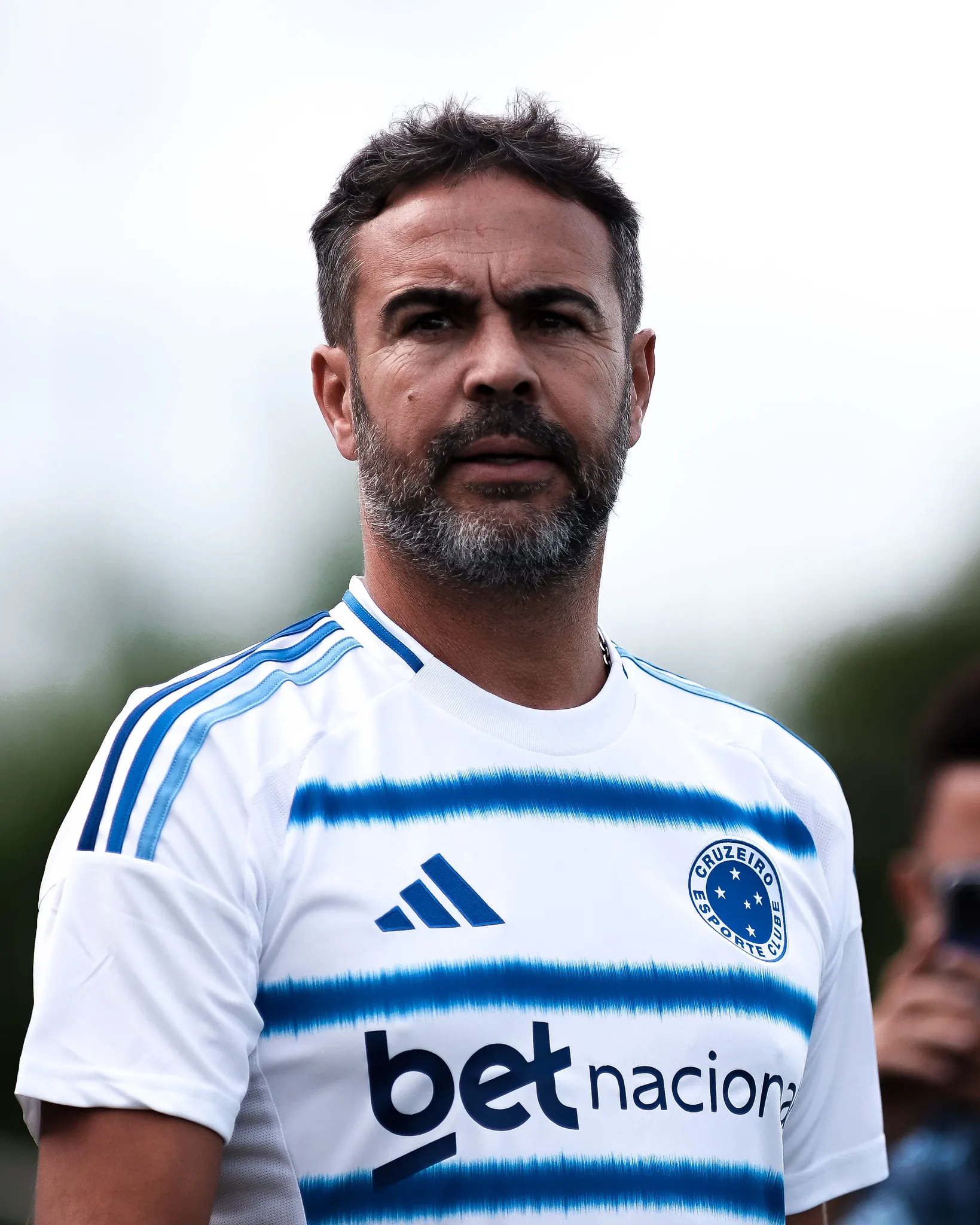 Artur Jorge no comando técnico do Cruzeiro em treino.