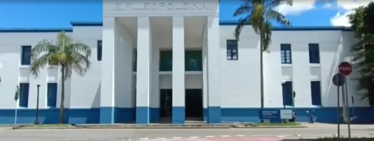 Jovens estudando para o Concurso Educação Campos