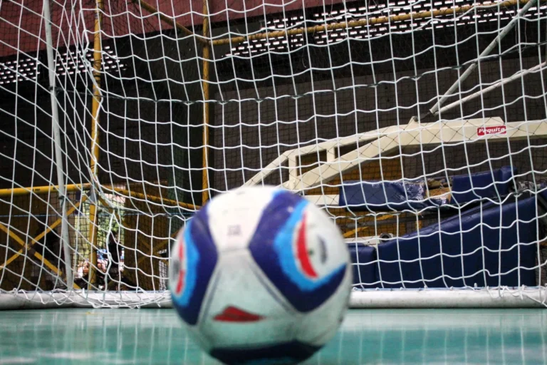 Partida de futsal da Copa TV Grande Rio com jovens atletas em quadra