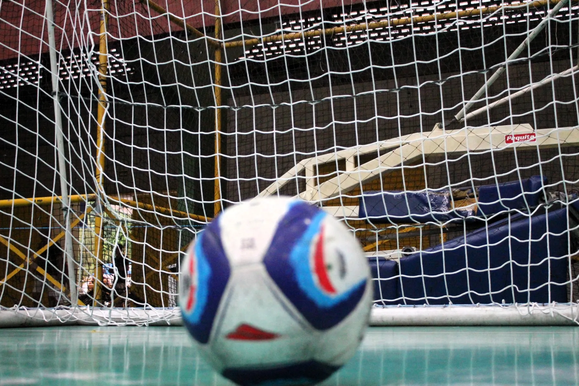 Partida de futsal da Copa TV Grande Rio com jovens atletas em quadra