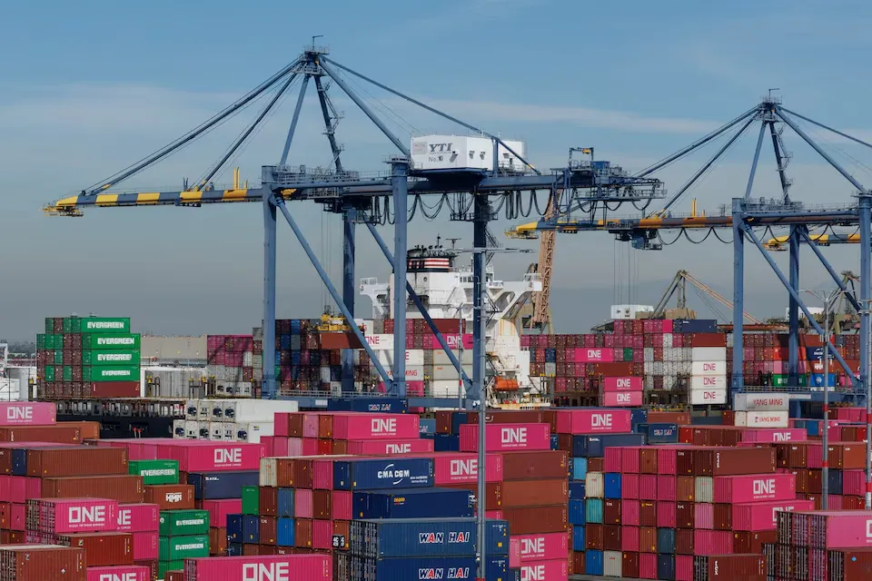 Contêineres de carga em porto com mapa global e destaque para o impacto do conflito no Oriente Médio.