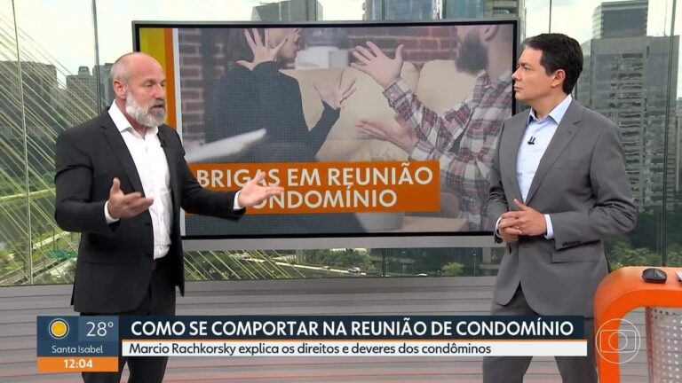Pessoas discutindo em reunião de condomínio com mediador
