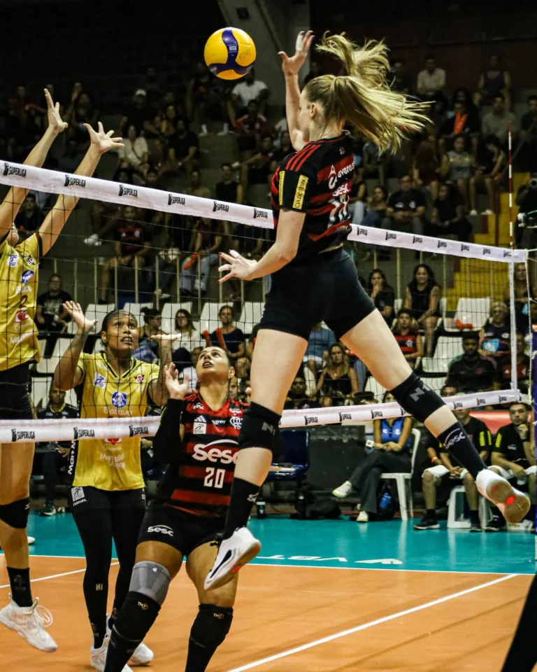 Partida de vôlei feminino, Superliga feminina playoffs, atletas em quadra, ginásio, torcida