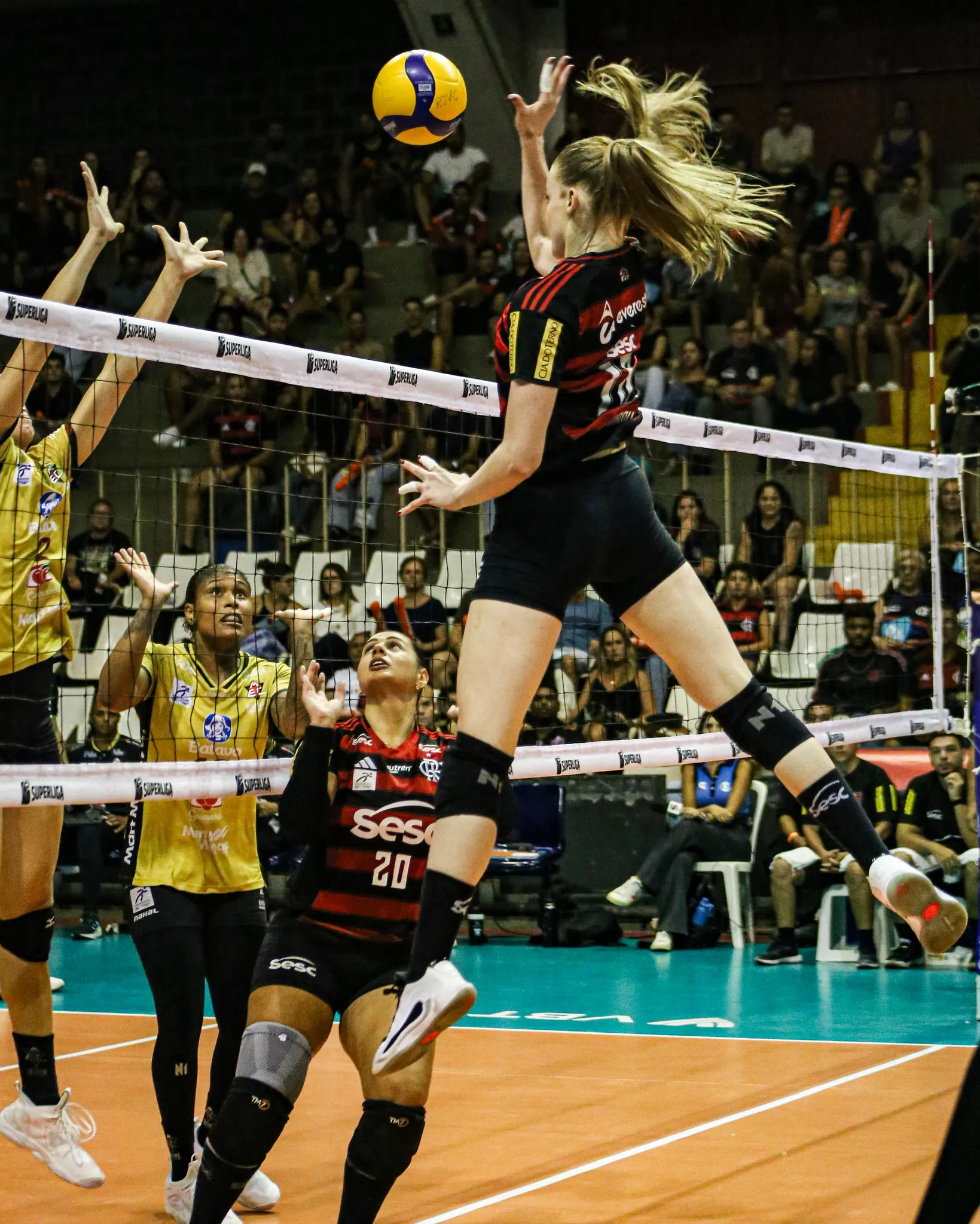 Partida de vôlei feminino, Superliga feminina playoffs, atletas em quadra, ginásio, torcida