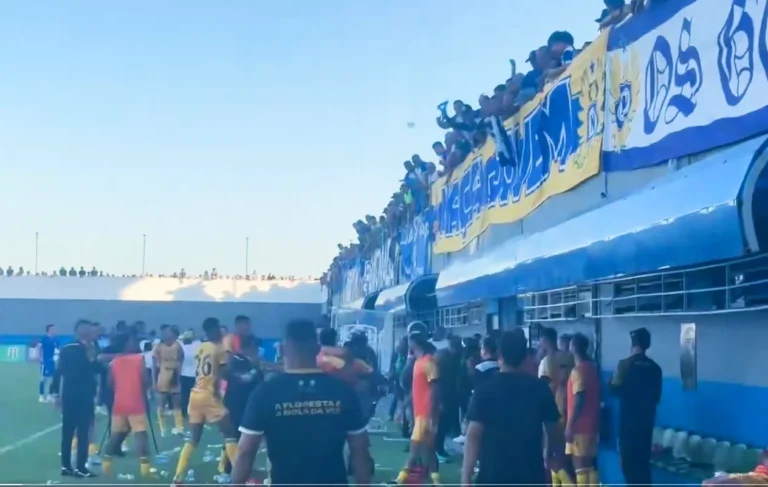 Martelo de juiz em mesa de tribunal desportivo, símbolo do Julgamento TJD-AM da final do Amazonense.