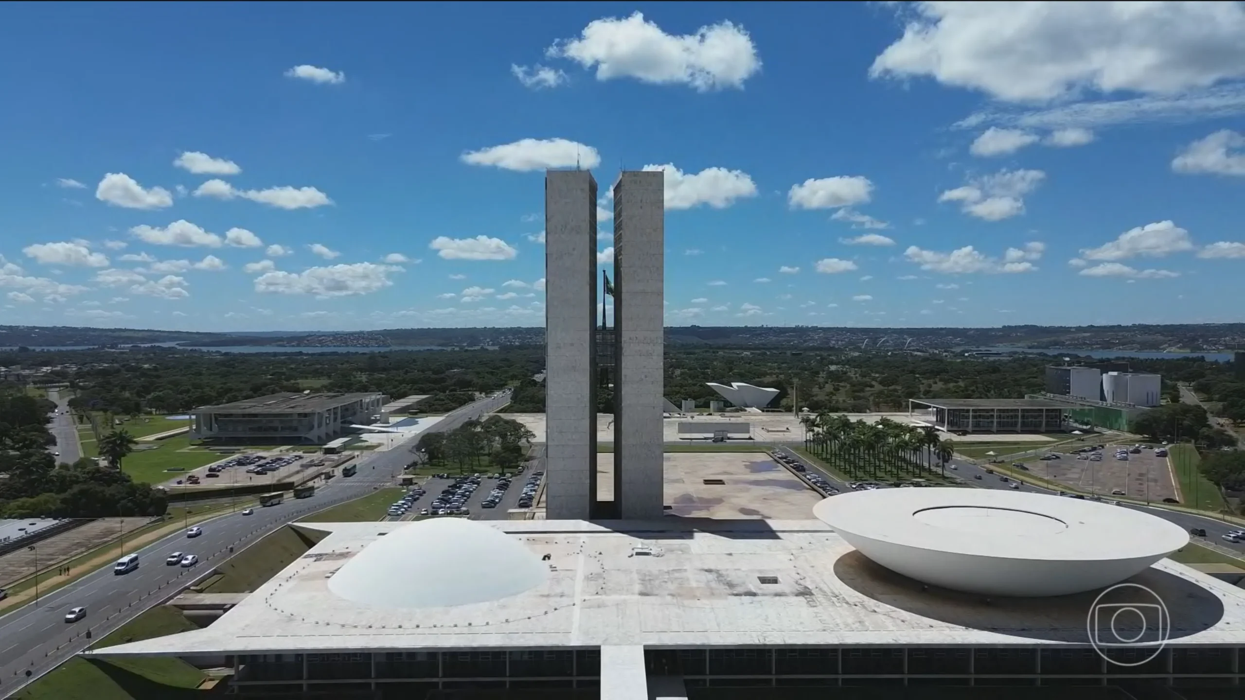 Crianças e professores em sala de aula, representando o Plano Nacional de Educação
