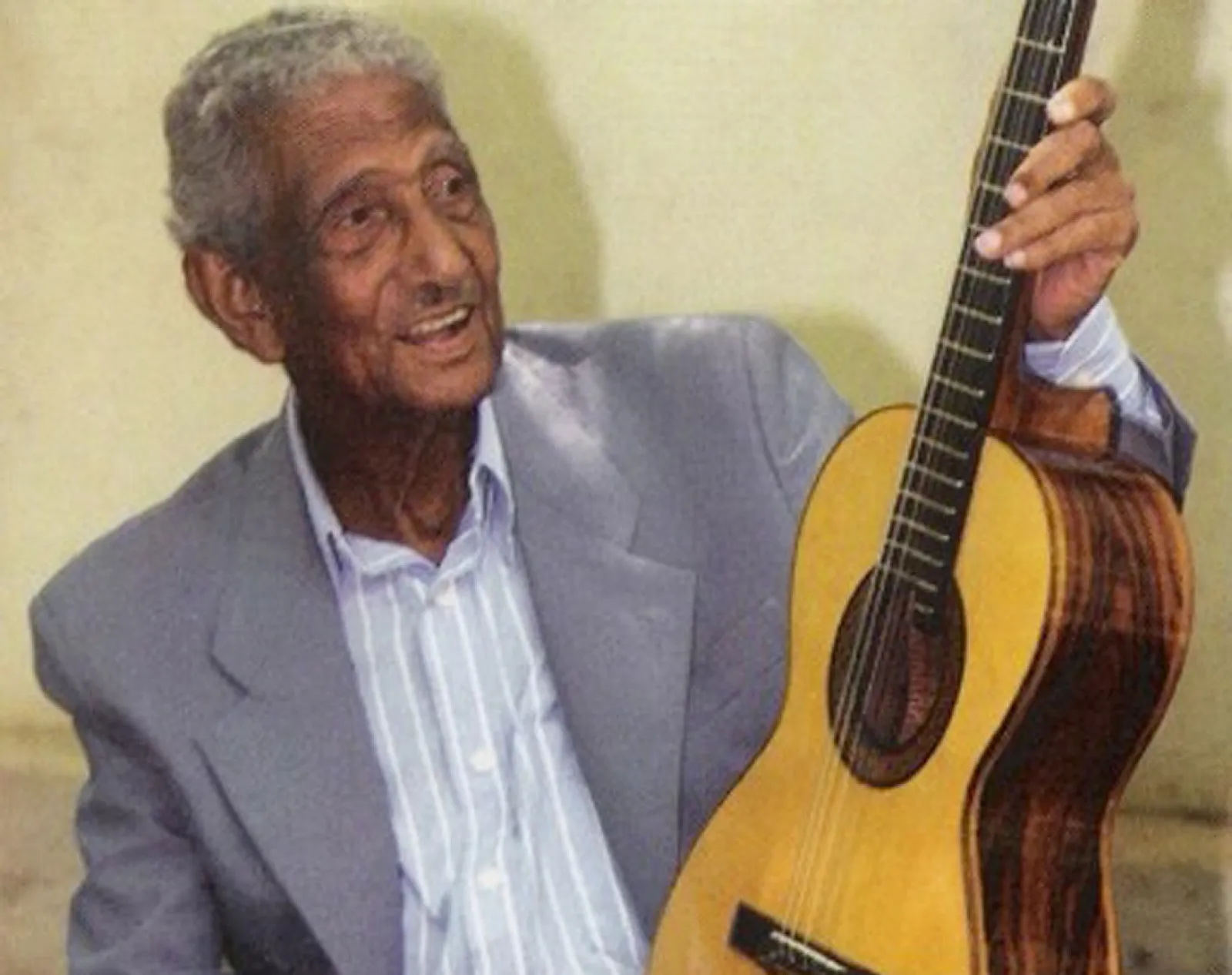 Retrato de João Pacífico, lendário compositor da música caipira brasileira, com viola e fundo rural.