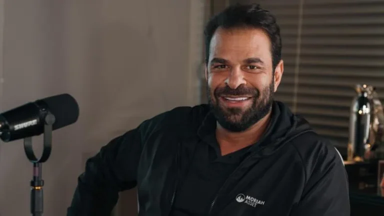 Mesa de advogado com papéis sobre delação premiada e estratégia legal