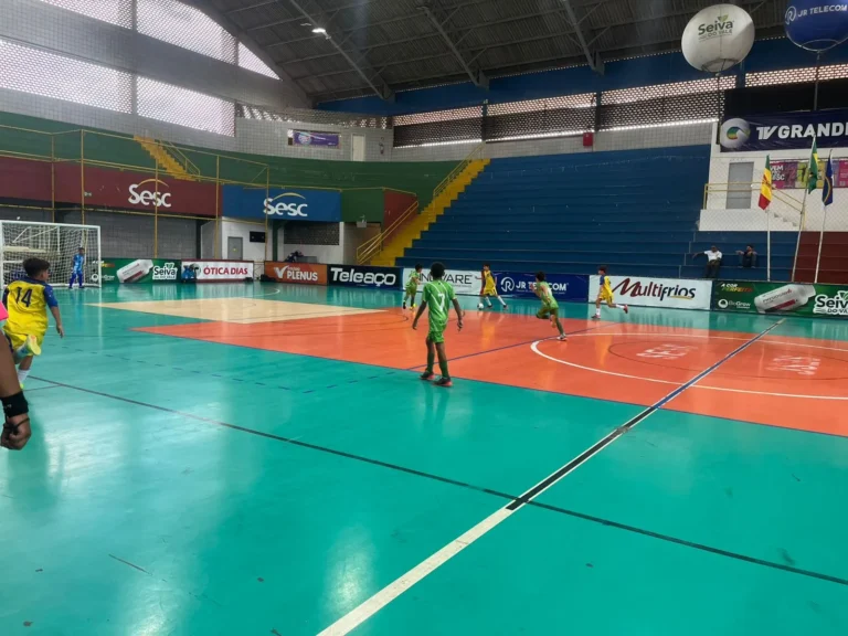 Partida de futsal da Copa TV Grande Rio com jogadores em disputa pela bola