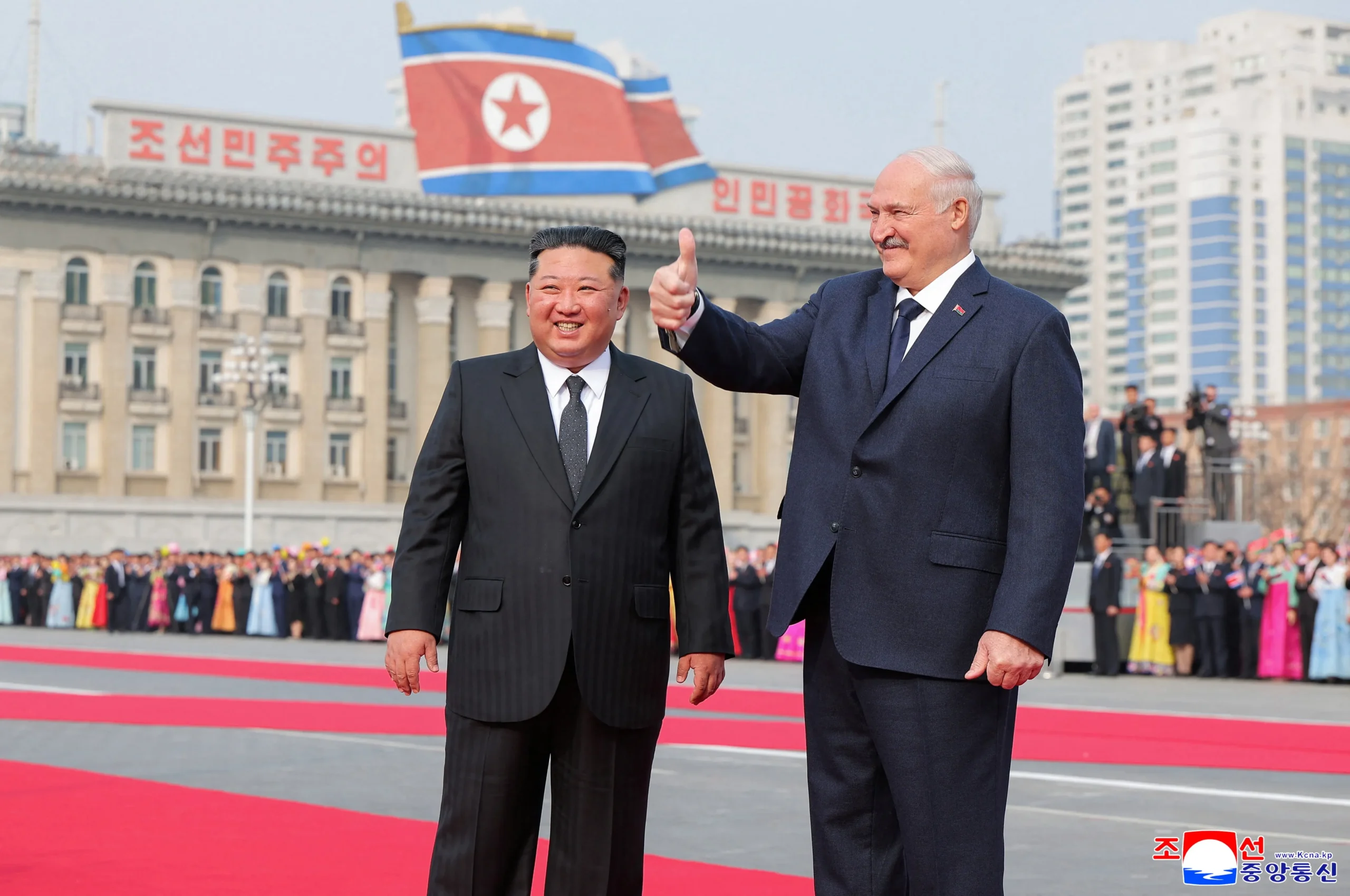 Kim Jong-un e Alexander Lukashenko em desfile militar