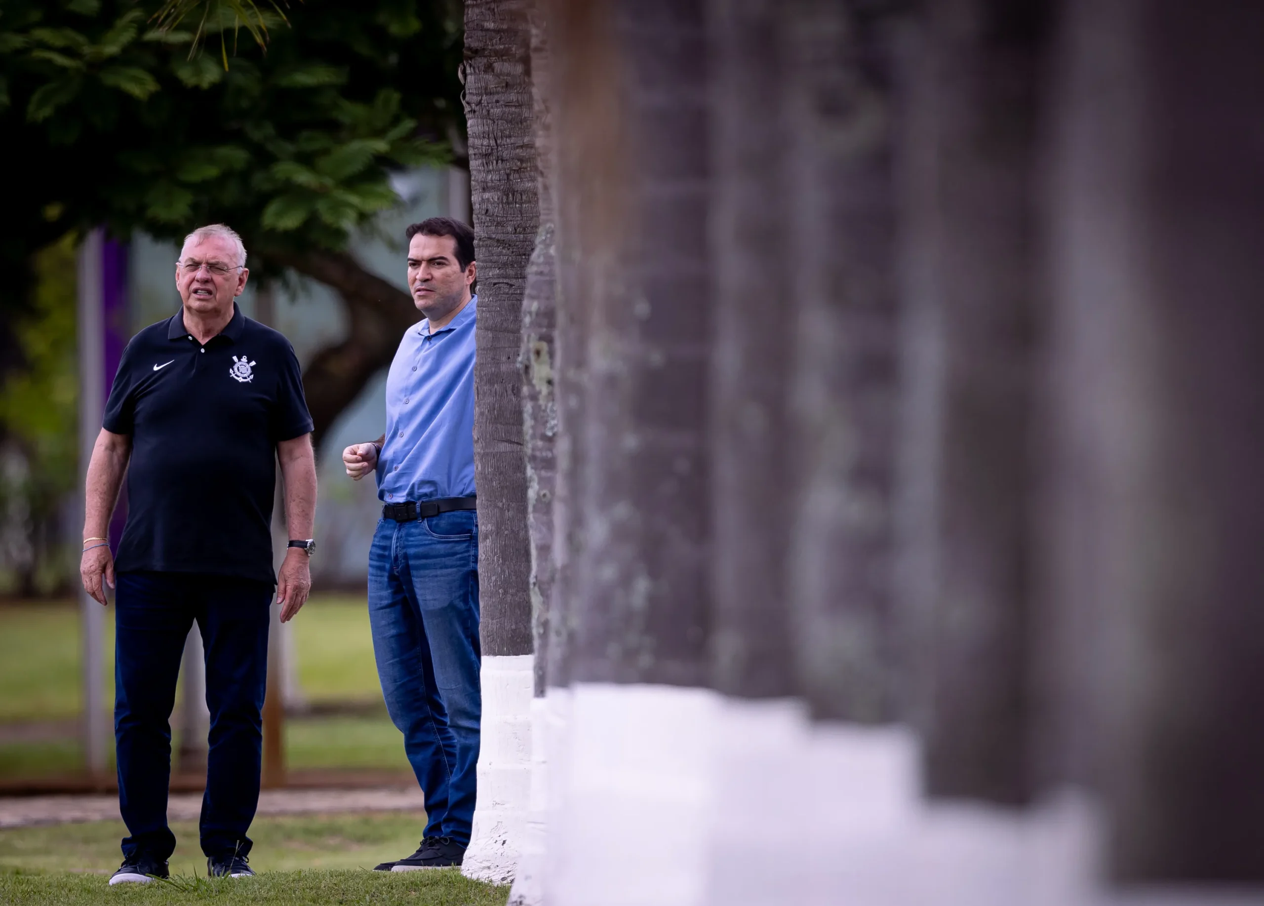 Sala de negociações do Corinthians fechada, simbolizando o fim das contratações de Arthur Cabral e Renê