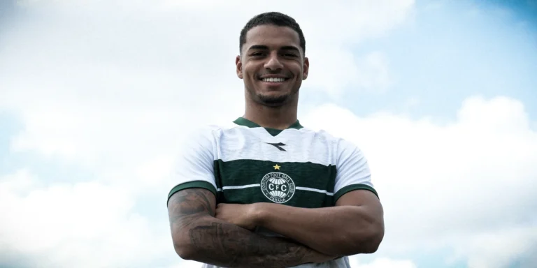 Atacante Renato Marques com a camisa do Coritiba em campo.