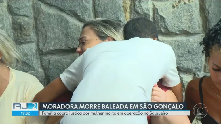 Enterro de moradora baleada em São Gonçalo, com familiares chorando
