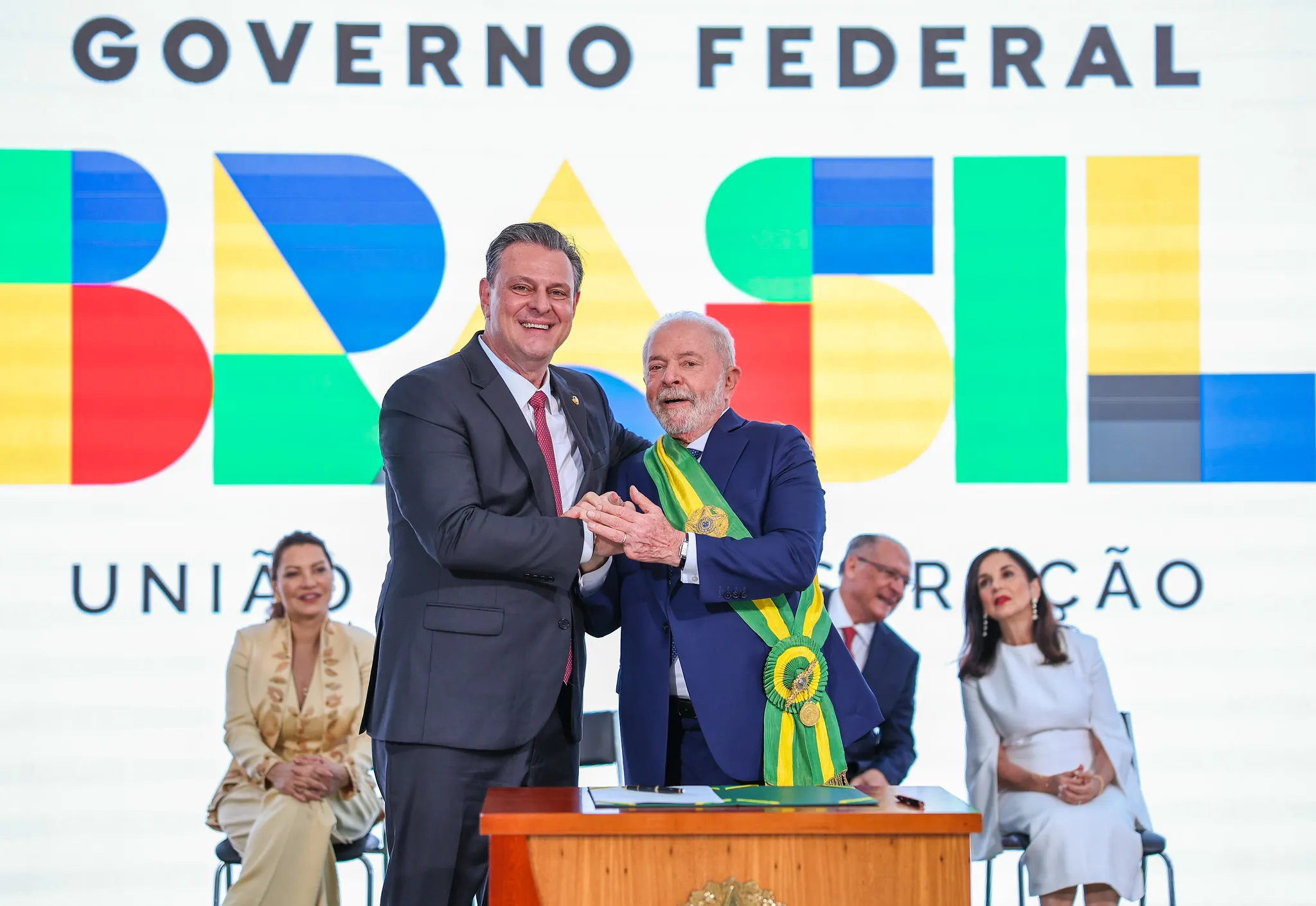 Políticos em debate na CPMI do INSS sobre relatório e exoneração de ministro.
