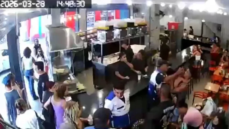 Policiais militares aplicando manobra de Heimlich em criança engasgada