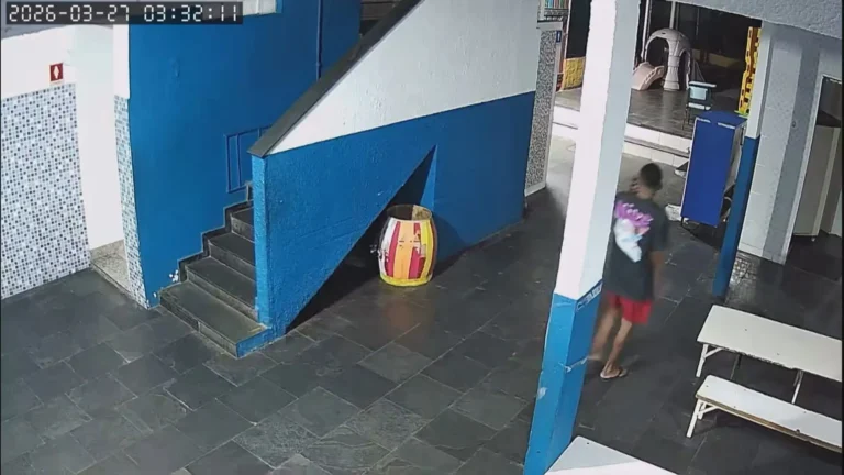 Câmeras de segurança registram furto noturno em colégio na Praça Seca