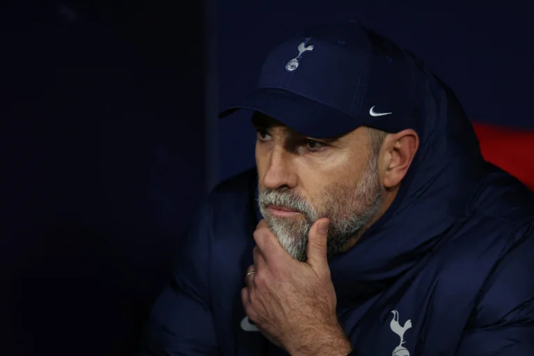 Jogadores do Tottenham desapontados em campo após derrota, simbolizando a crise do clube.