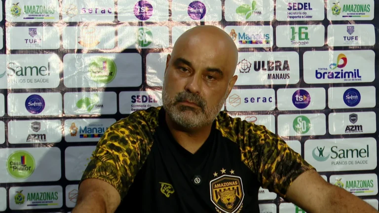 Cristian de Souza, técnico do Amazonas FC, motivando o time no vestiário