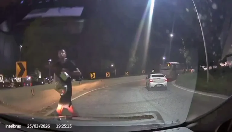 Ladrão disfarçado de vendedor assalta motorista na Avenida Brasil, Rio de Janeiro