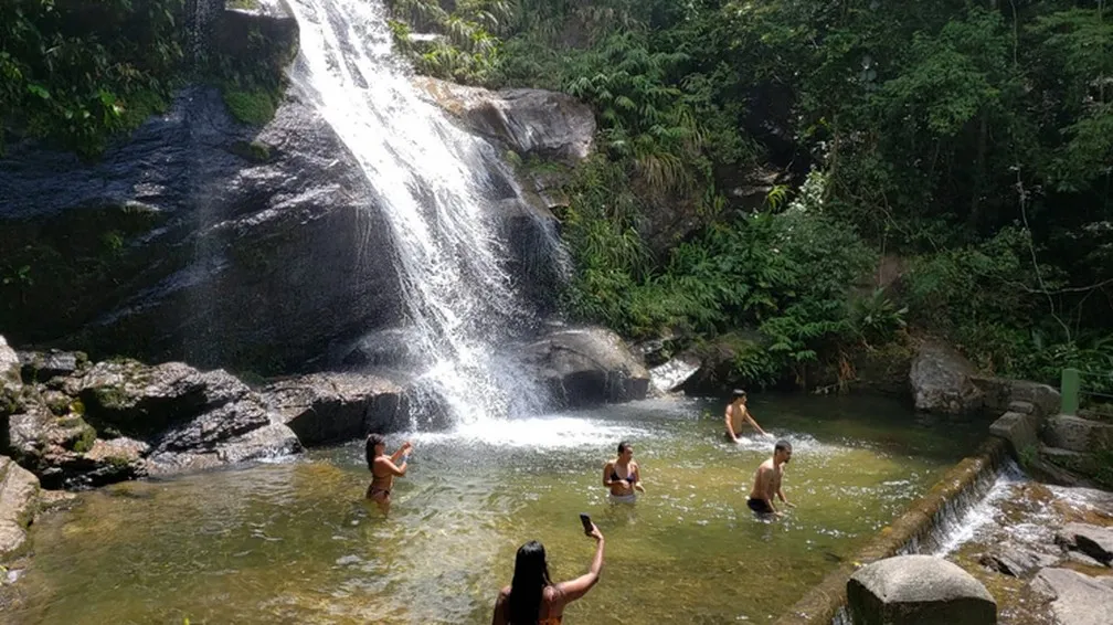 Pessoas praticando bem-estar no Rio: Beach Cycle, Rio Charme Social, cachoeira da Tijuca