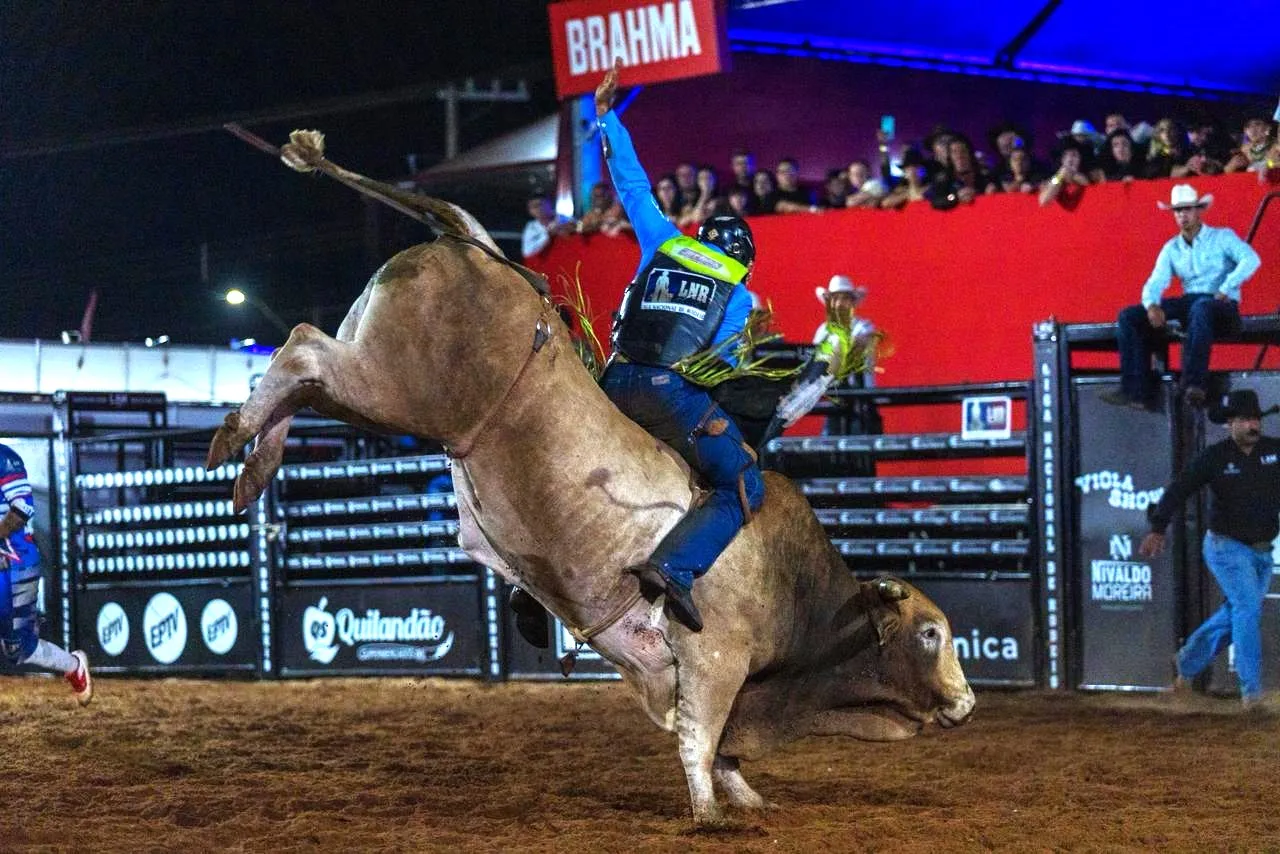 Palco do Limeira Rodeo Music 2026 com Luan Santana e show de luzes