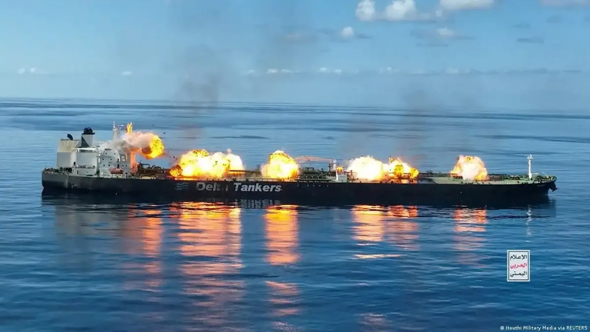 Navio cargueiro no Estreito de Bab el-Mandeb ao entardecer, entre Iêmen e Djibuti