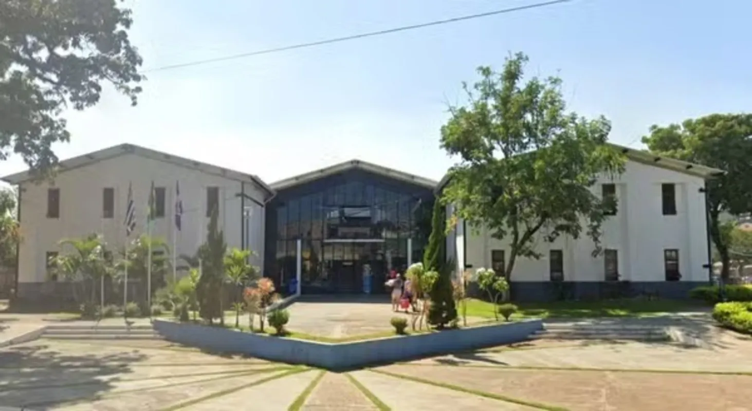 Tenda de evento vazia e banheiros de luxo, mostrando aumento de custos no edital de Votorantim