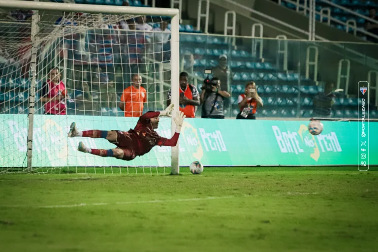 Goleiro Vinicius Silvestre fazendo defesa de pênalti em jogo do Fortaleza