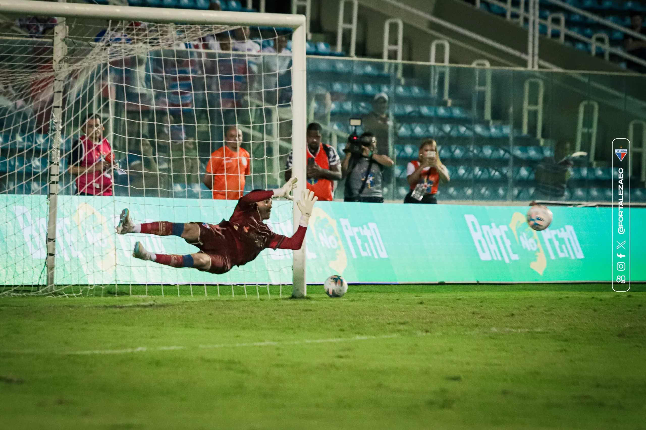 Goleiro Vinicius Silvestre fazendo defesa de pênalti em jogo do Fortaleza