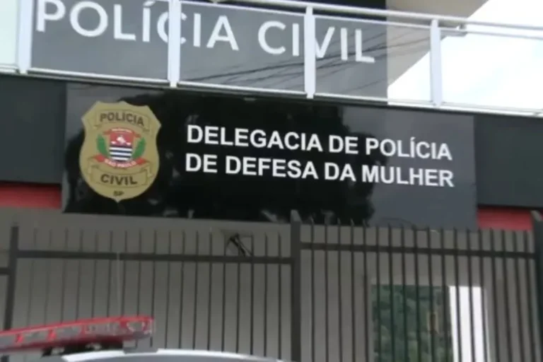 Fachada da nova Delegacia de Defesa da Mulher em Atibaia, com o letreiro visível.